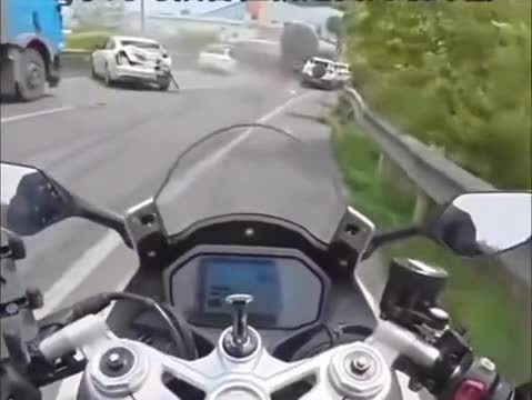 突發(fā) 貨車避讓油罐車，背后的原因讓人深思